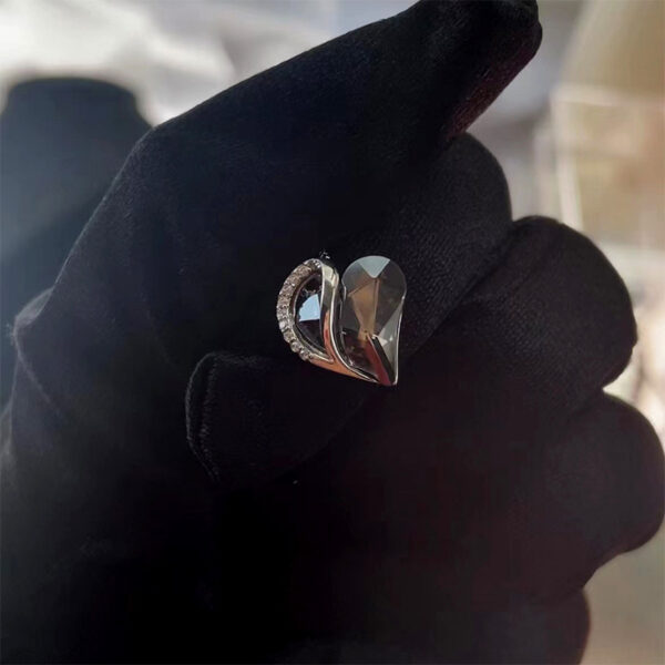 Sliver Heart Shaped Geometric Necklace - Image 5